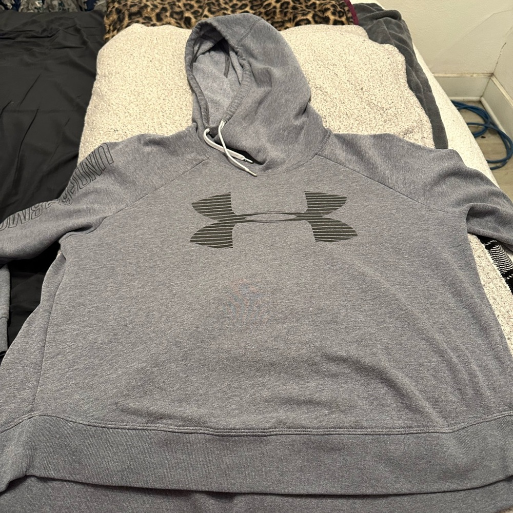 Men’s underarmer sweatshirt runs small
